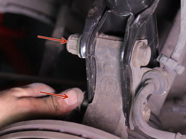 Bloquer les écrous à l'aide d'une douille de 21 et d'un cliquet