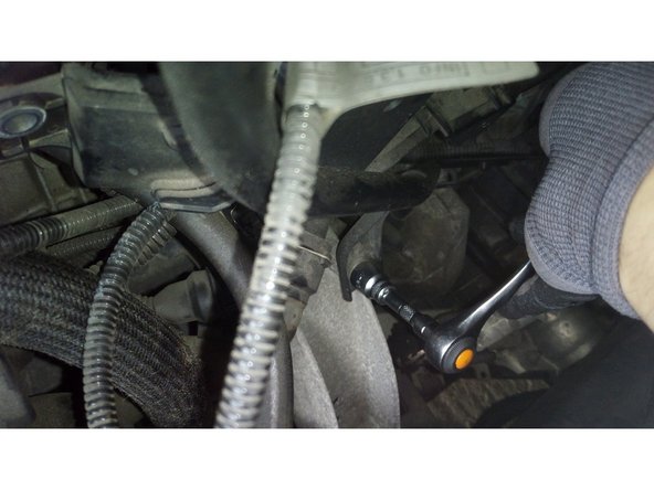 Maintenant on peut écarter les faisceaux électriques et la jauge à huile, cela donnera plus de place pour démonter le boitier papillon et le séparateur d'huile