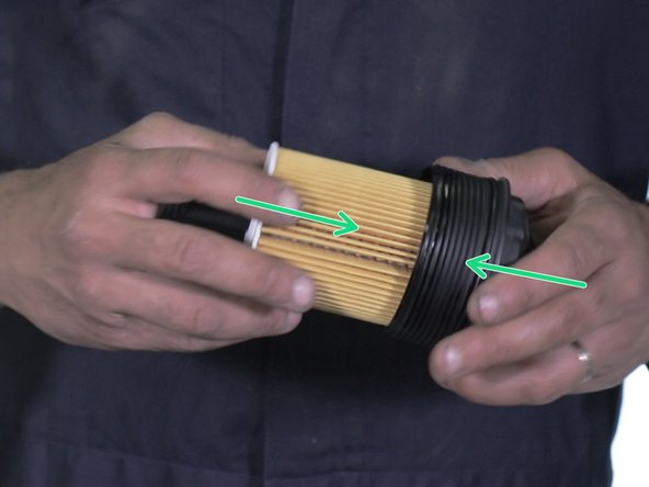 Insérer le nouveau filtre à huile dans la cloche