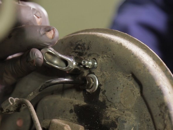 Resserrer le câble de frein avec la  clé à tuyauter