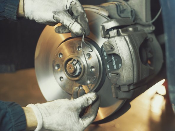 Replacer le ressort sur l'étrier en commençant par le haut ou le bas