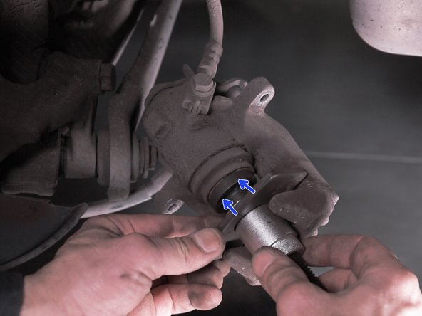 Insérer le repousse piston et repousser le piston en tournant sur la manivelle