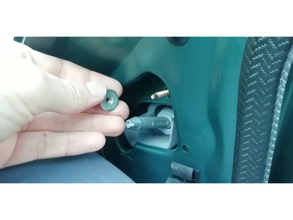 Dévissez l'écrou qui tient le rétroviseur à la caisse.