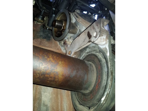 Vissez à la main le filtre à huile neuf.