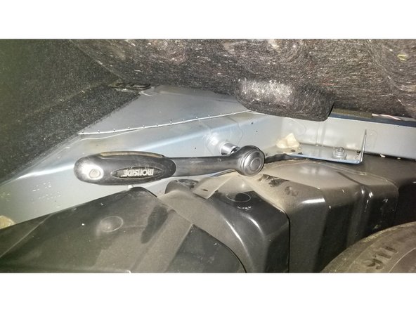 Desserrage de la vis haute de l'amortisseur gauche.