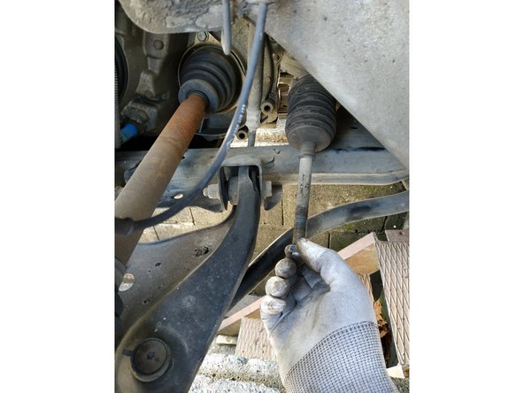 retirer l'écrou de verrouillage de la rotule extérieure