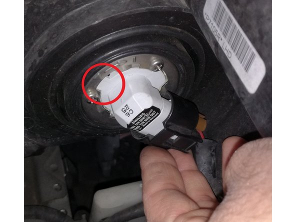 les ailettes de l'ampoule vont dans les encoches correspondantes du logement.