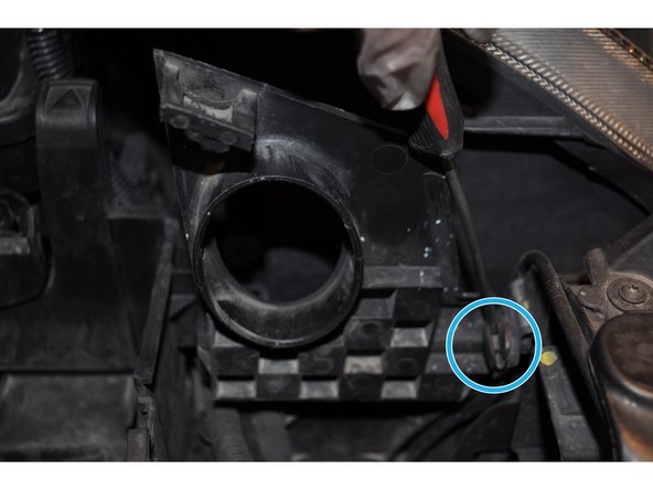 Déposer le support de la conduite d'air.