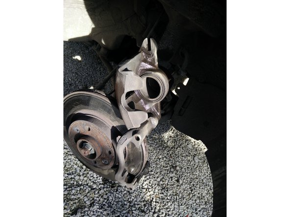 Ne pas passer la brosse métallique sur le joint du piston ni sur les flexibles