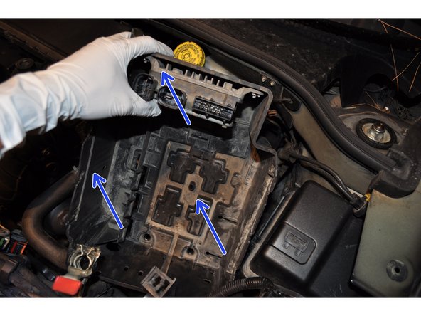 Sortir le bac à batterie du compartiment moteur