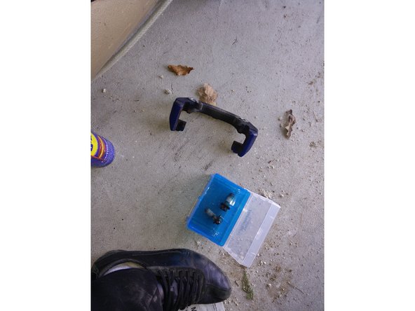 (J'ai changer les vis pour le remontage)