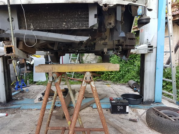 Caler la boite de vitesse de facon à pouvoir ensuite enlever le support de boite.