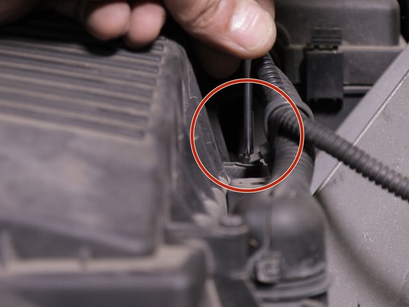 Resserrer les deux vis de la boite à air