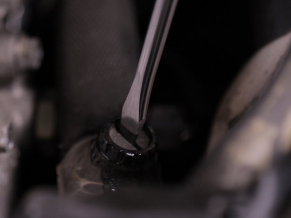 Resserrer la vis du bouchon de purge avec un tournevis plat