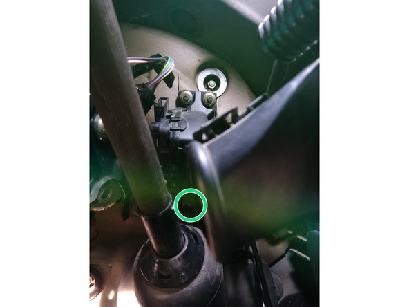 A l'aide d'une clé à cliquet de 10 équipée d'un cardan, dévisser l'écrou du bas sur le capteur