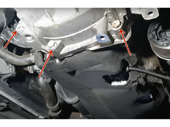 Retirer les 4 vis inférieures qui maintiennent la boîte au moteur.
