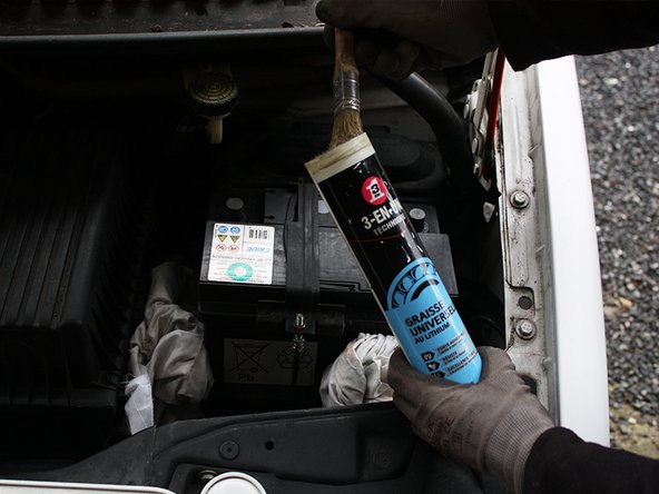 Vous pouvez  appliquer de la graisse (lithium, cuivrée), en vous servant d'un pinceau, sur les bornes de la batterie afin de limiter la corrosion de celles-ci.