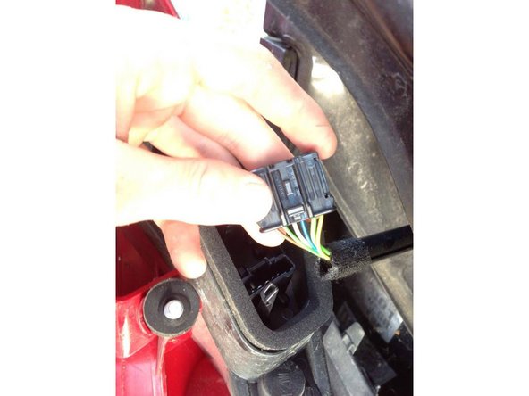 Pour remettre le connectique du feu, remettez la prise en respectant son sens grâce à la petit languette puis appuyez fortement pour la clipser.