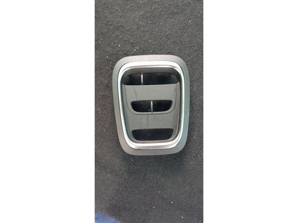 Grace à un outil de dépose de garniture, le retrait de la platine se fait facilemement et sans risque de rayure