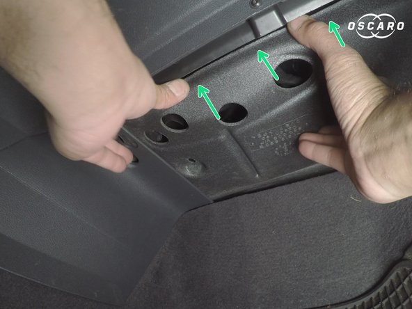 Repositionner le cache sous la boite à gants