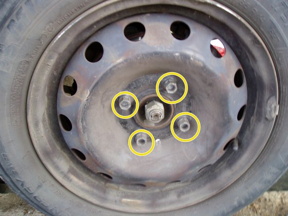 Mettre la roue en place et visser les 4 goujons