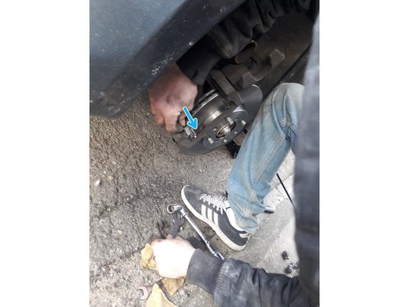 Enlever les anciennes plaquettes de freins en faisant levier avec une clé et en les retirant à la main