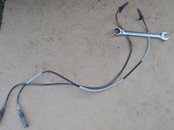 Comparez le capteur neuf avec celui que vous venez de retirer pour vous assurer qu'il fait la même longueur.