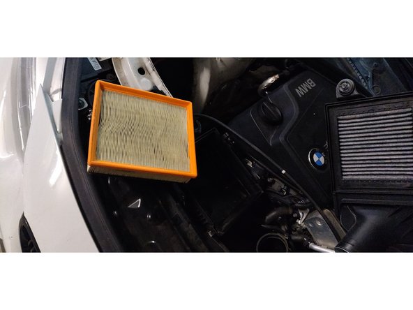 Sortir le filtre à air de son logement