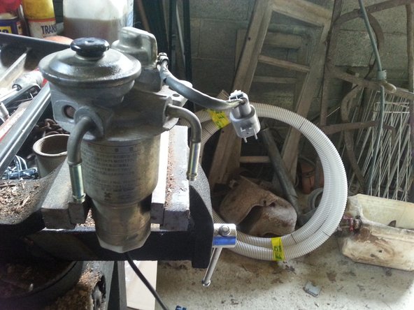 mettre le filtre dans l’étau (photo 1)