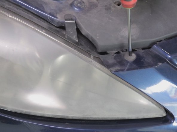 Dévisser et retirer les deux vis avec une clé Torx T30, selon le véhicule retirer aussi les trois vis ou agrafes placé en dessous au niveau du cache sous moteur