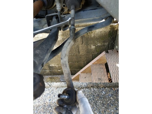 tenir la rotule intérieure à l'aide d'une clé plate de 13mm si la rotule extérieure n'est pas déjà libre