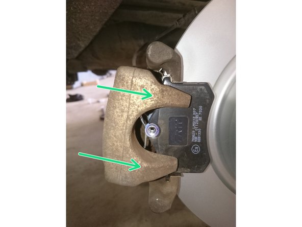 Reposer l'étrier sur les plaquettes neuves. Photo 1