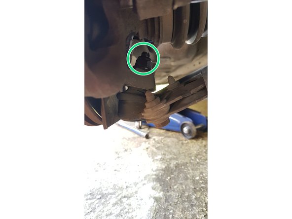 Retirez la vis côté habitacle