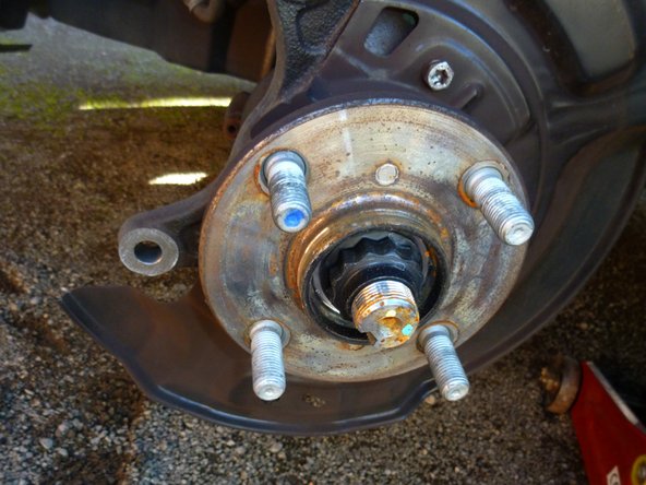 Voila le disque est démonté  il n'a plus qu'a en remettre un disque neuf ainsi que des nouvelles plaquettes de frein.