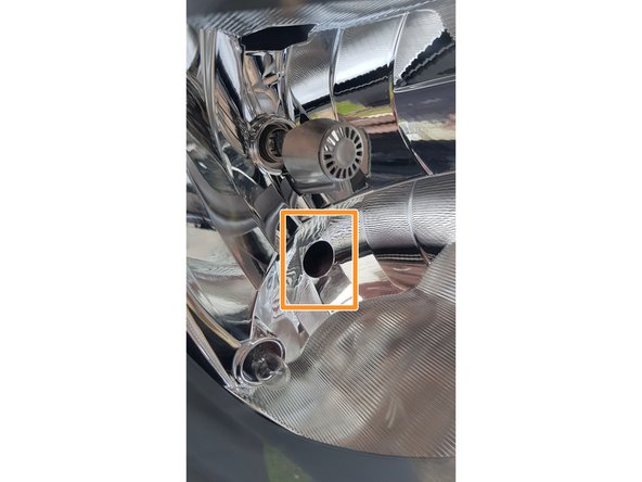 Nous allons retiré l'ampoule des feux de routes.