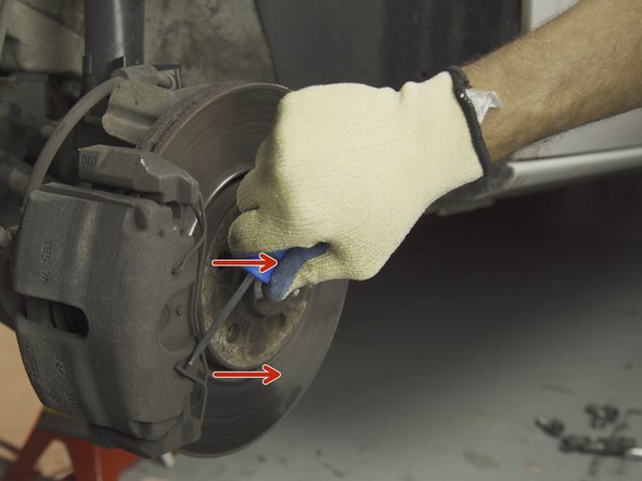 A l'aide d'un tournevis plat, faire levier pour retirer le ressort de l'étrier