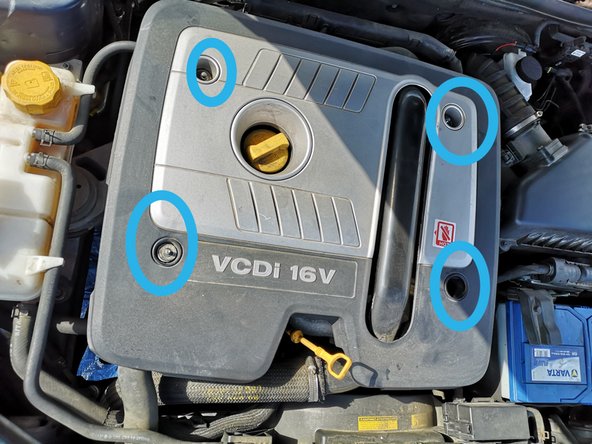 Le filtre est situé juste à côté du moteur, sur le côté gauche. Pour y accéder, il vous faudra démonter le cache moteur. Pour cela, dévisser les 4 boulons avec une clé de 10.