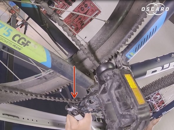 Relever le montant en écartant la mâchoire jusqu'à saisir le cadre du Vélos