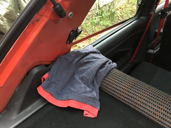 
Place a chiffon under the hook system to protect the seats
