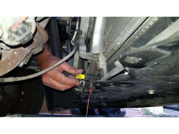 Dévissez le bouchon de purge de quelques tours puis laissez le liquide de refroidissement s'écouler suffisamment.