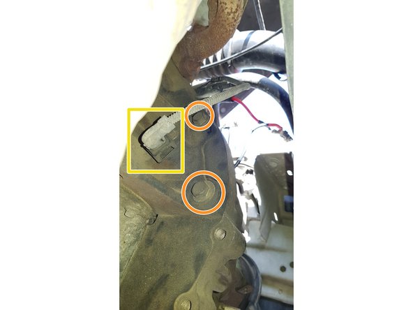 Retirez le reste des vis.