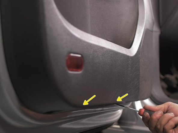 Replacer et revisser les 2 vis du bas du panneau de porte à l'aide du tournevis Torx 20