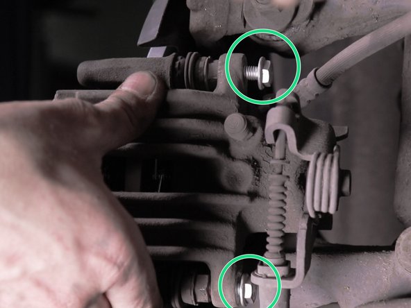 Reposer les 2 vis et serrer