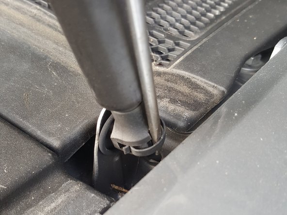 Démonter l'autre clips du coté du chassîs