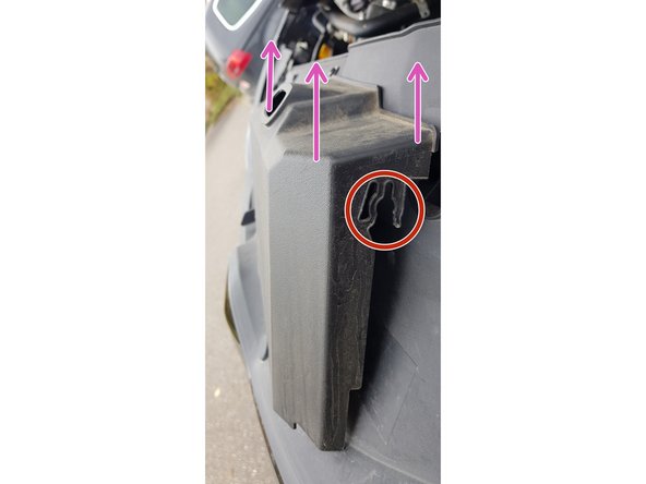 Soulever le cache pour la dépose.