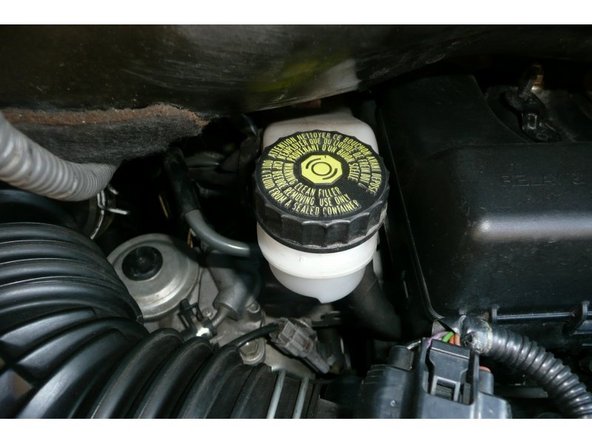 Retirer le bouchon remplissage puis remplir complètement le réservoir de liquide hydraulique.