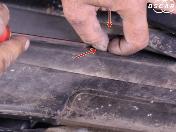 Repositionner la grille de la baie de pare brise,aidez vous d'un tournevis plat afin de la glisser sous le joint de la baie de pare brise