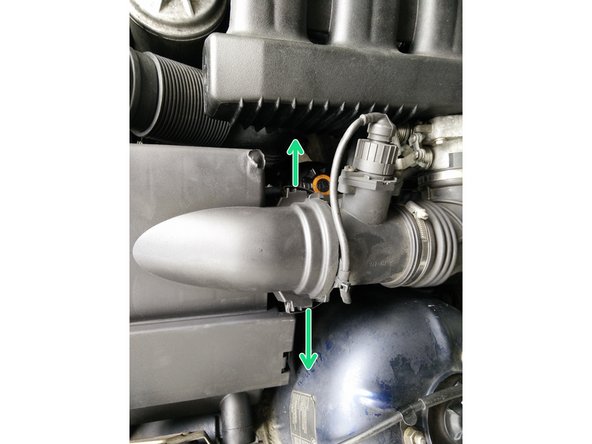 Défaire les agrafes à l'aide d'un tournevis