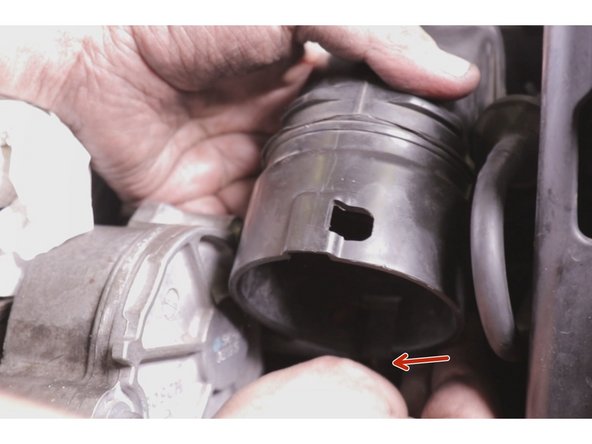 Replacer la première partie de la durite d'arrivée d'air puis clipser la