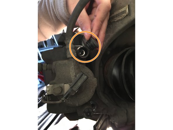 Desserrez les colonnettes de frein via une clé à 6 pans (les vis sont protégées derrière des petits capuchons (cf photo)